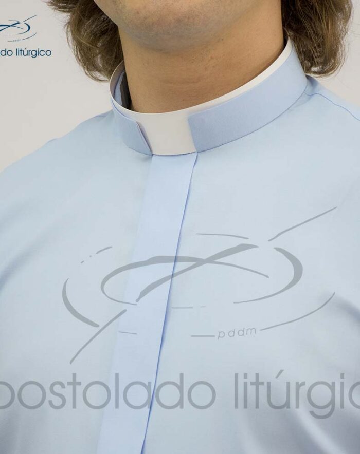 Camisa Slim Fit Gola Romana Azul Claro Manga Curta Gola | Apostolado Litúrgico Brasil